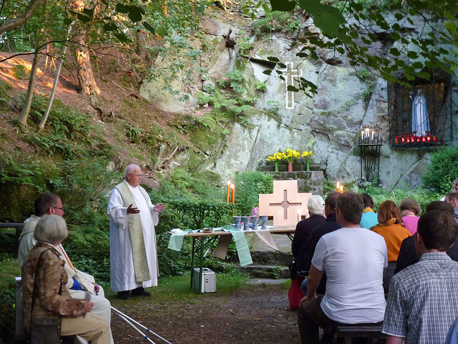 Wallfahrer aus Meschede besuchten die Fatima Grotte (Foto: Karl-Franz Thiede)